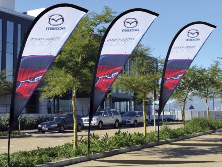 Рекламни beach flag банери Mazda пред офис